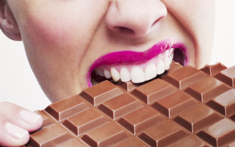 Egy nő beleharap a csokiba