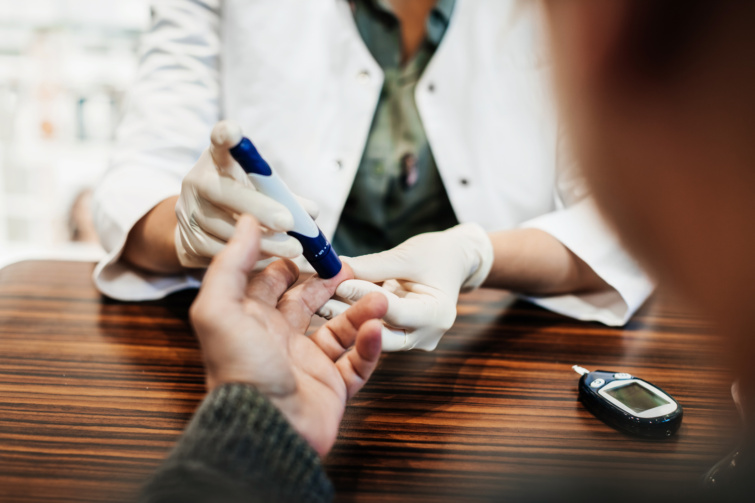 Vércukormérés az orvosi rendelőben