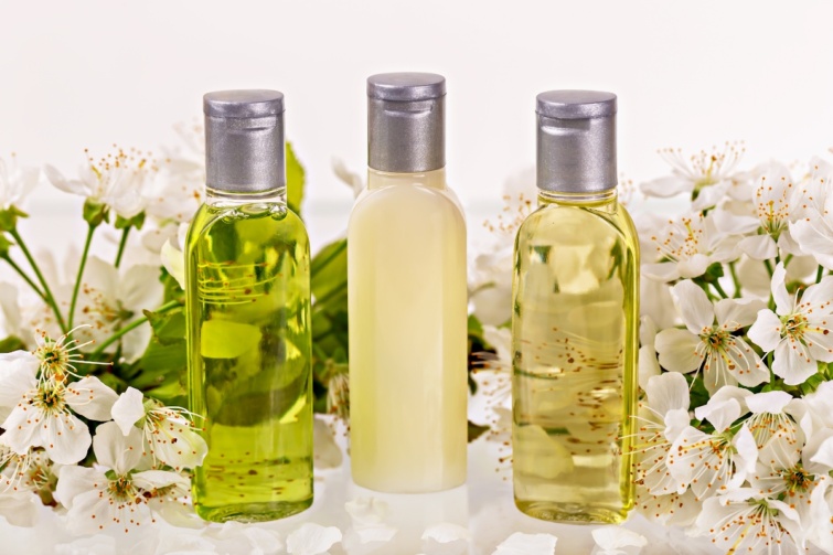 Három mini samponos flakon