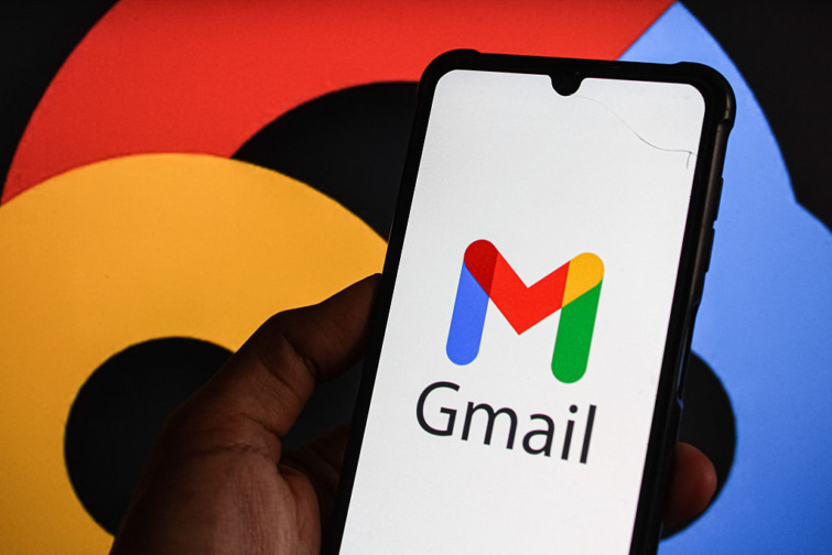 Gmail logó a telefon képernyőjén