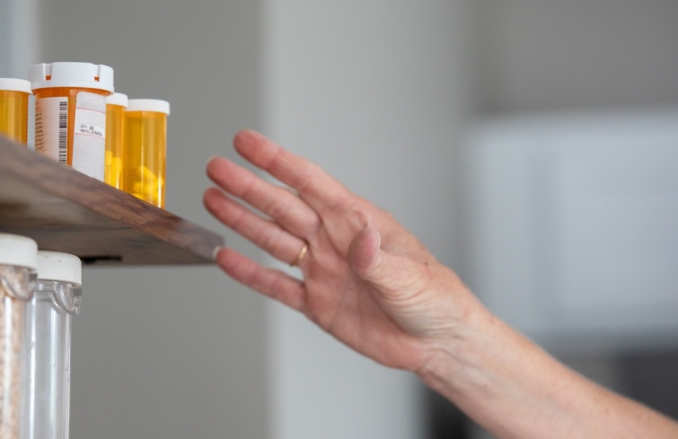 Kéz nyúl a gyógyszerért egy patikában