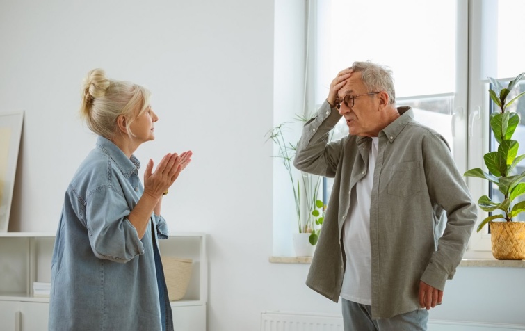 Senior couple arguing at home Startlap Vásárlás