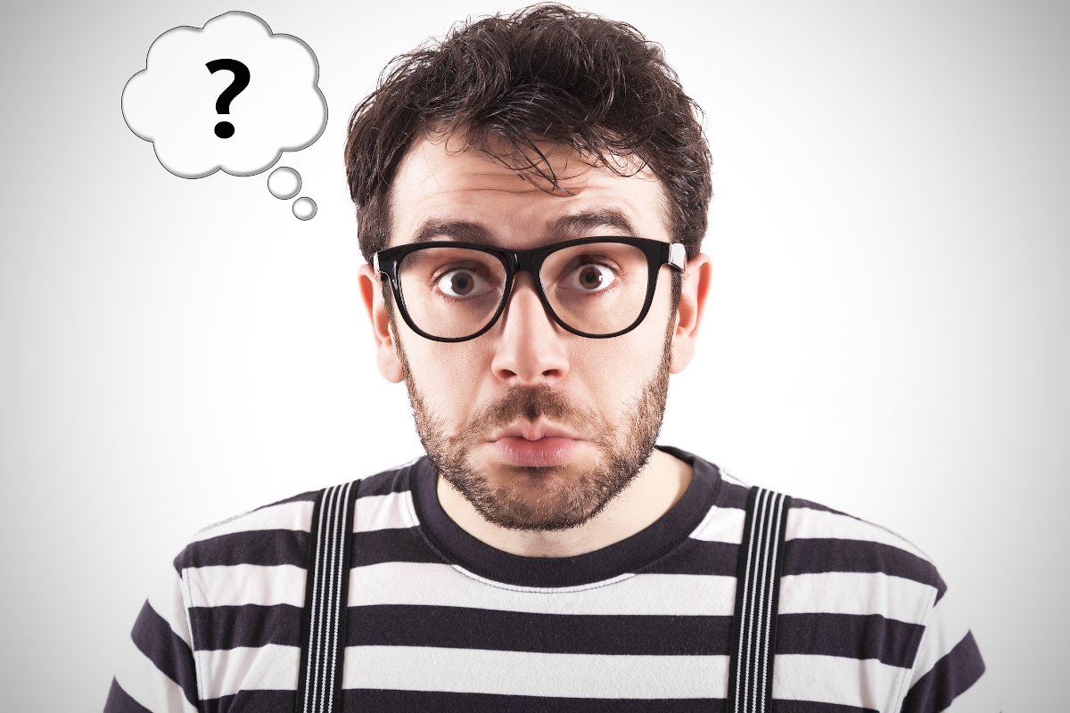 Kérdően néző férfi