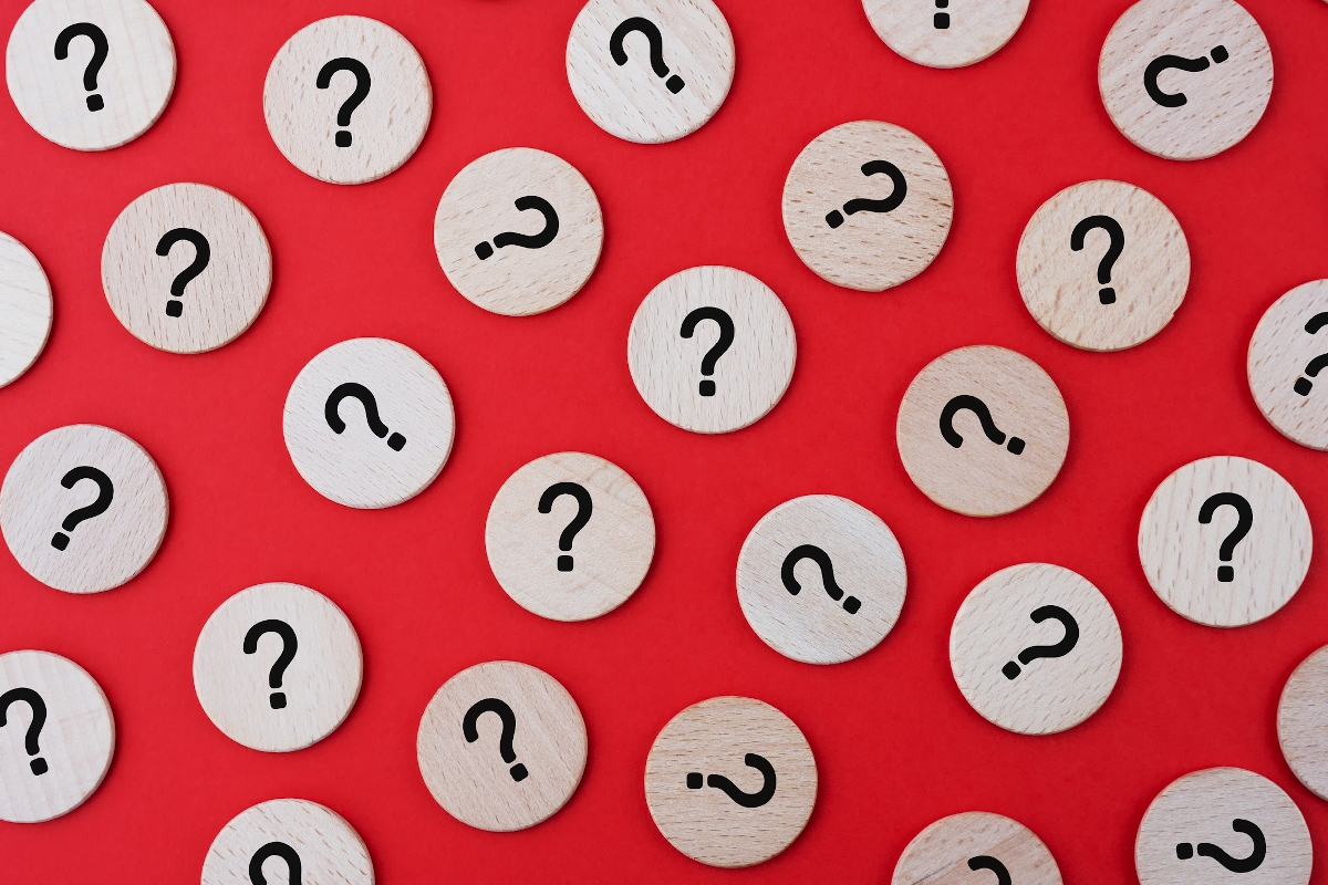 Kérdőjelek piros háttér előtt