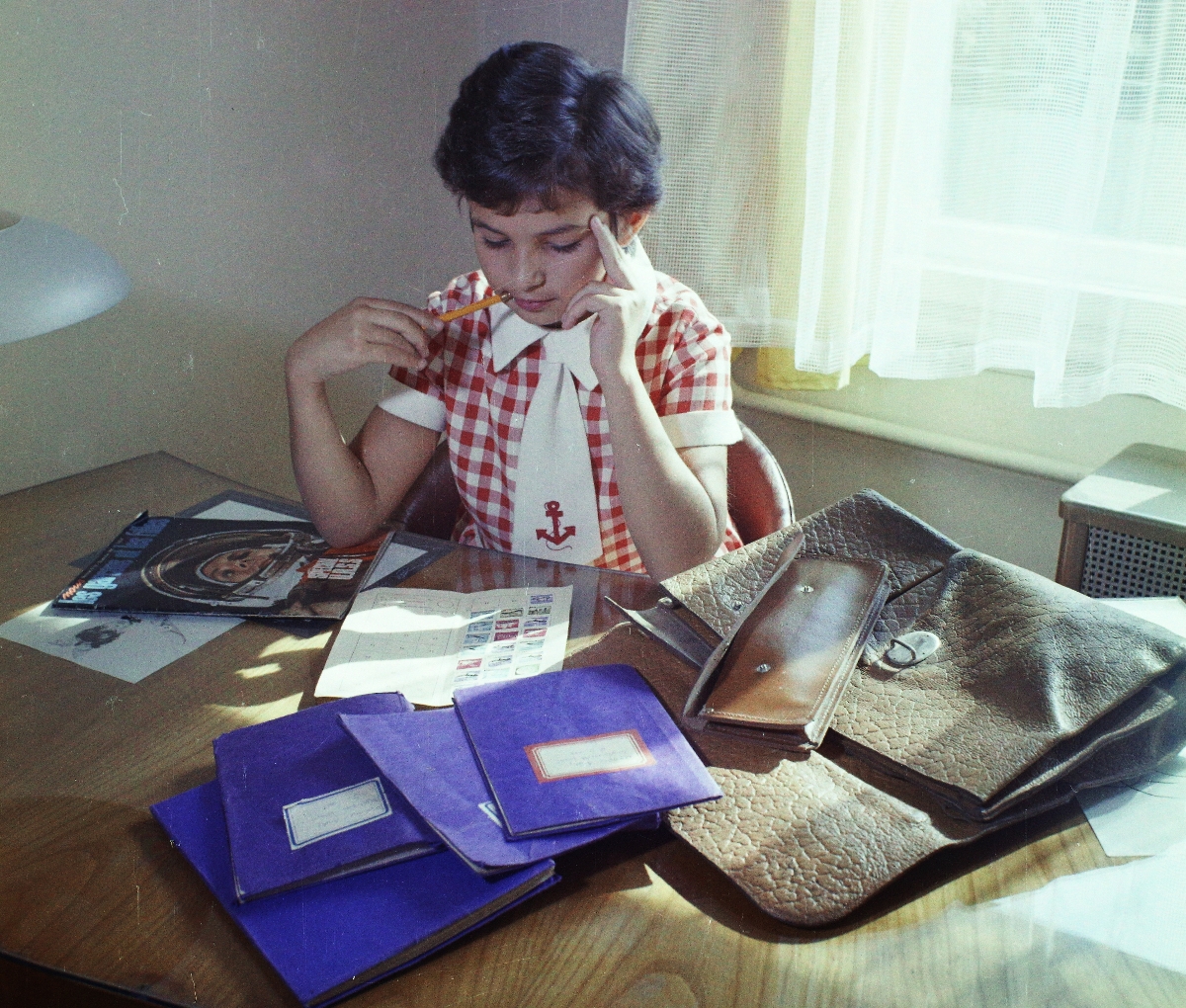 Kislány a szobájában