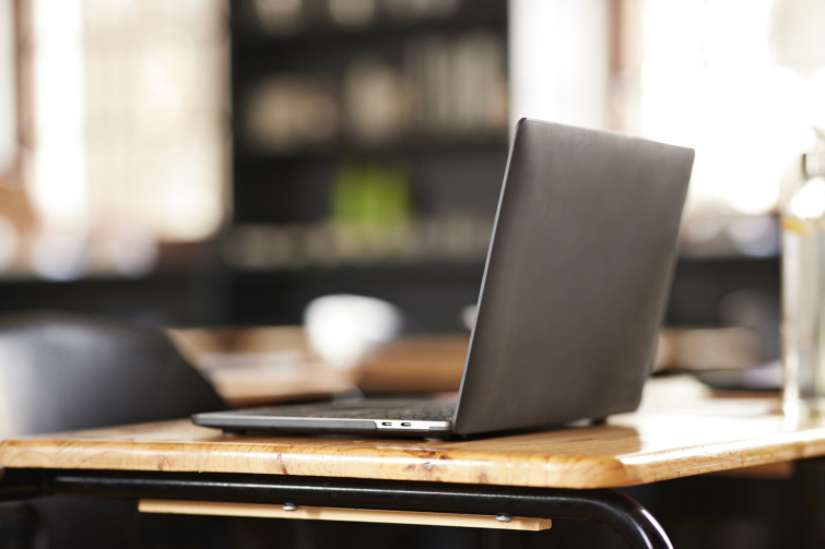 A legjobb laptopok 2025ben Startlap Vásárlás Laptop közelről egy asztalon