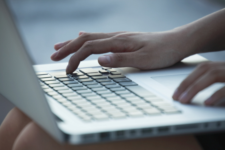 A legjobb laptopok 2025ben Startlap Vásárlás Laptop billentyűzeten gépel valaki