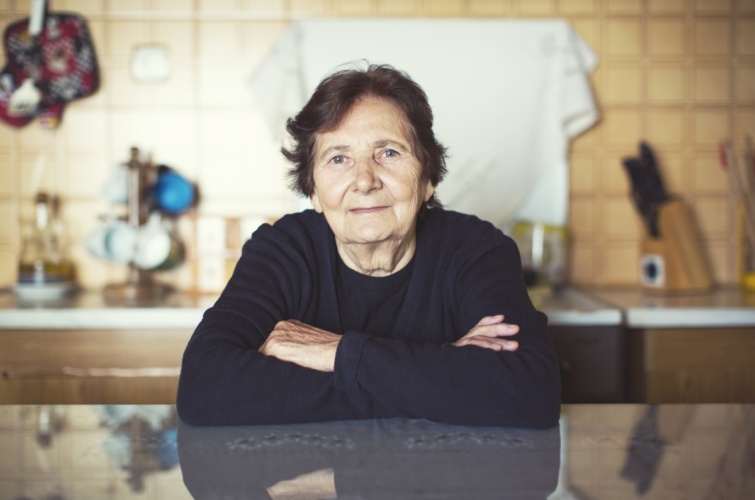 Nyugdíjas néni a konyhaasztalnál