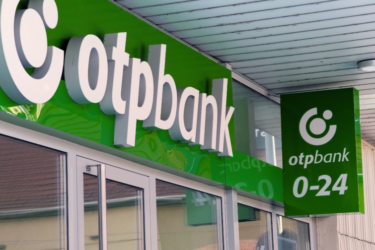 Az OTP Bank bejárata