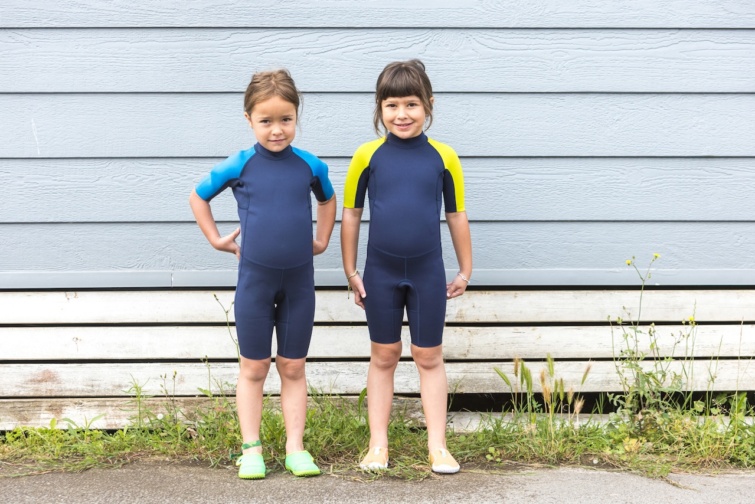 Kislányok pózolnak búvárruhában és vízicipőben