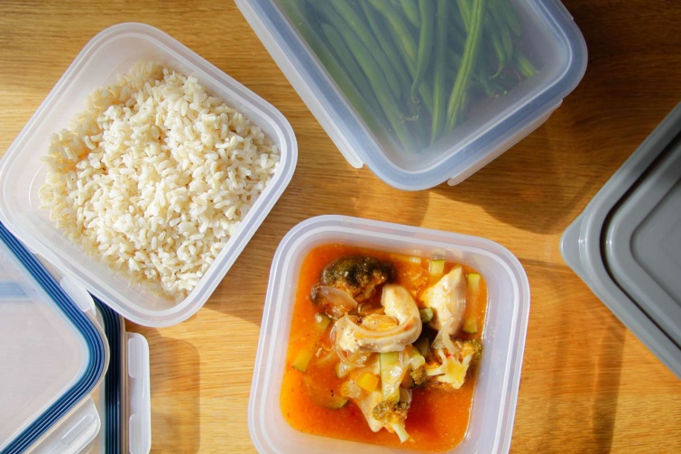 Műanyag dobozokban ételek