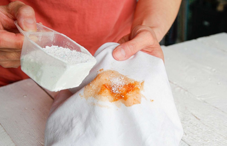 Piros folt eltávolítása sóva vagy szódabikarbónával