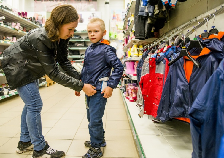 Egy anyuka próbál fiával egy kabátot