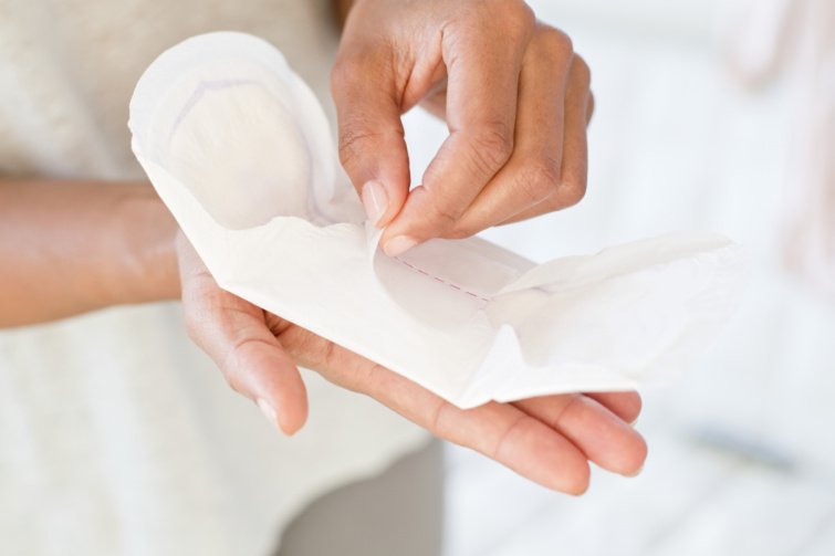 Fehér betét női kézben