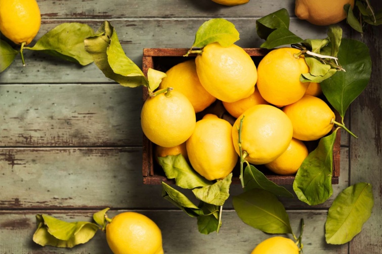 Citromok fa ládában levelekkel