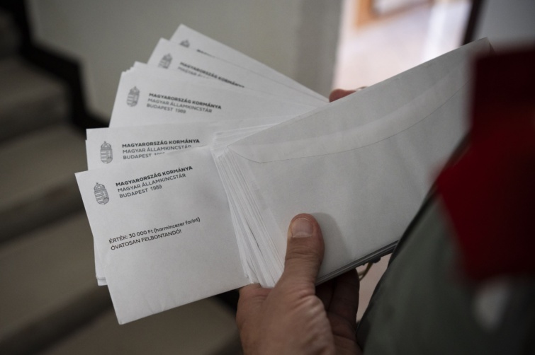 Nyugdíjas élelmiszer-utalványok kézbesítése