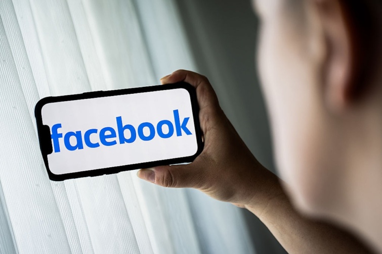 A Facebook felirata egy mobiltelefon kijelzőjén