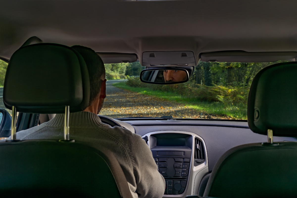 Egy autót vezet egy férfi