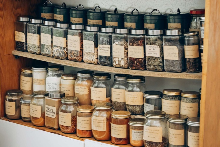 Fűszerek fa polcon sorakozva