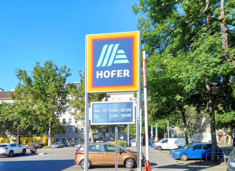 Hofer üzlet táblája Bécsben