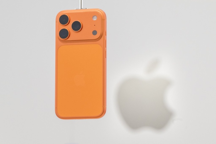 Iphone fehér háttér előtt