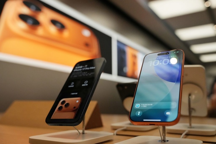 Két készülék az Apple új, 17-es iPhone-sorozatából