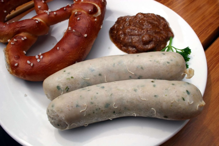 Fehér kolbász perec mellett a tányéron