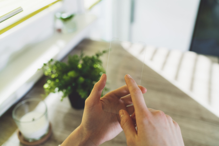 Láthatatlan telefon női kézben