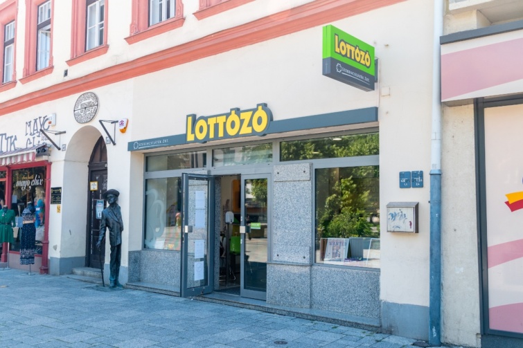 Egy lottózó bejárata