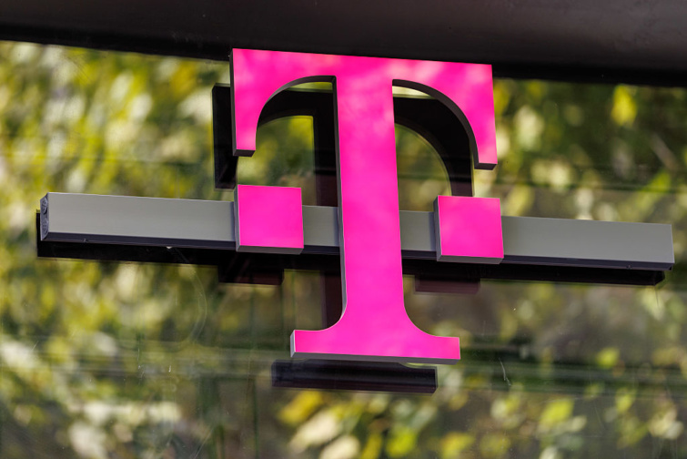 A Magyar Telekom logója egy üvegfelületen