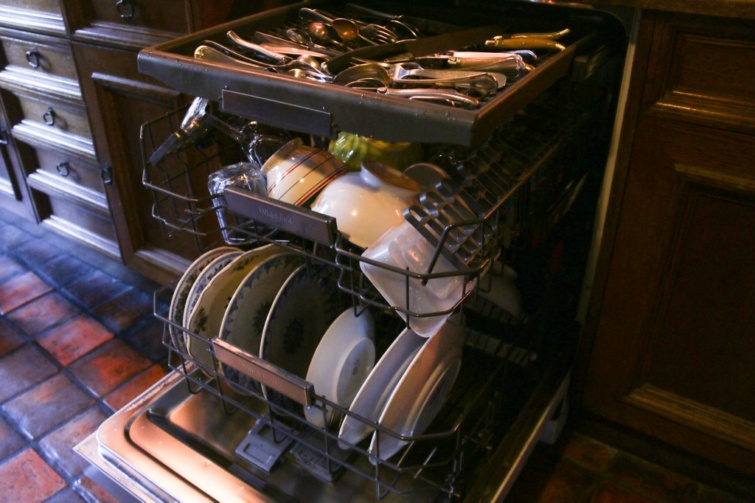 Mosogatógép tiszta edényekkel bepakolva
