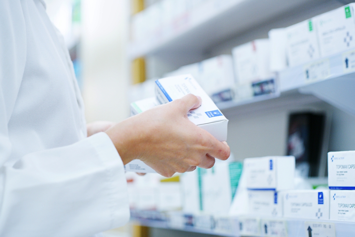 Patikus válogat egy gyógyszertárban