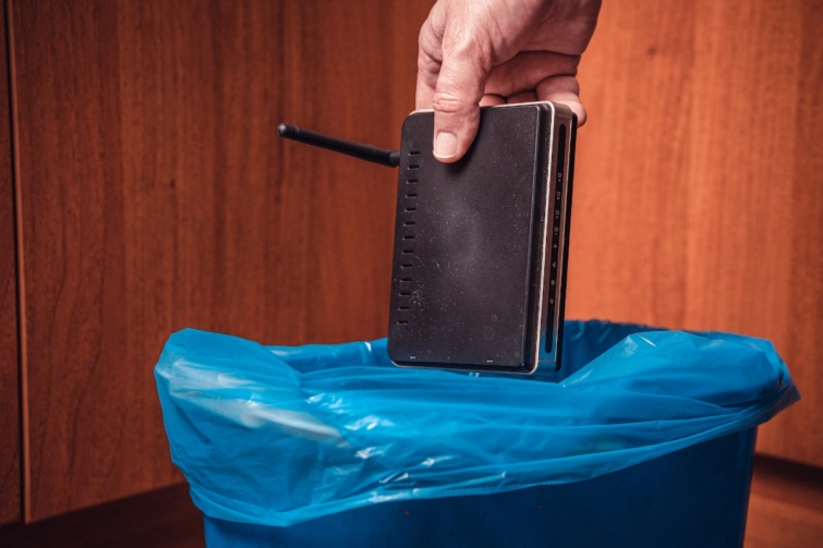 routerkukakidobas Startlap Vásárlás Egy férfi kidob egy routert a kukába