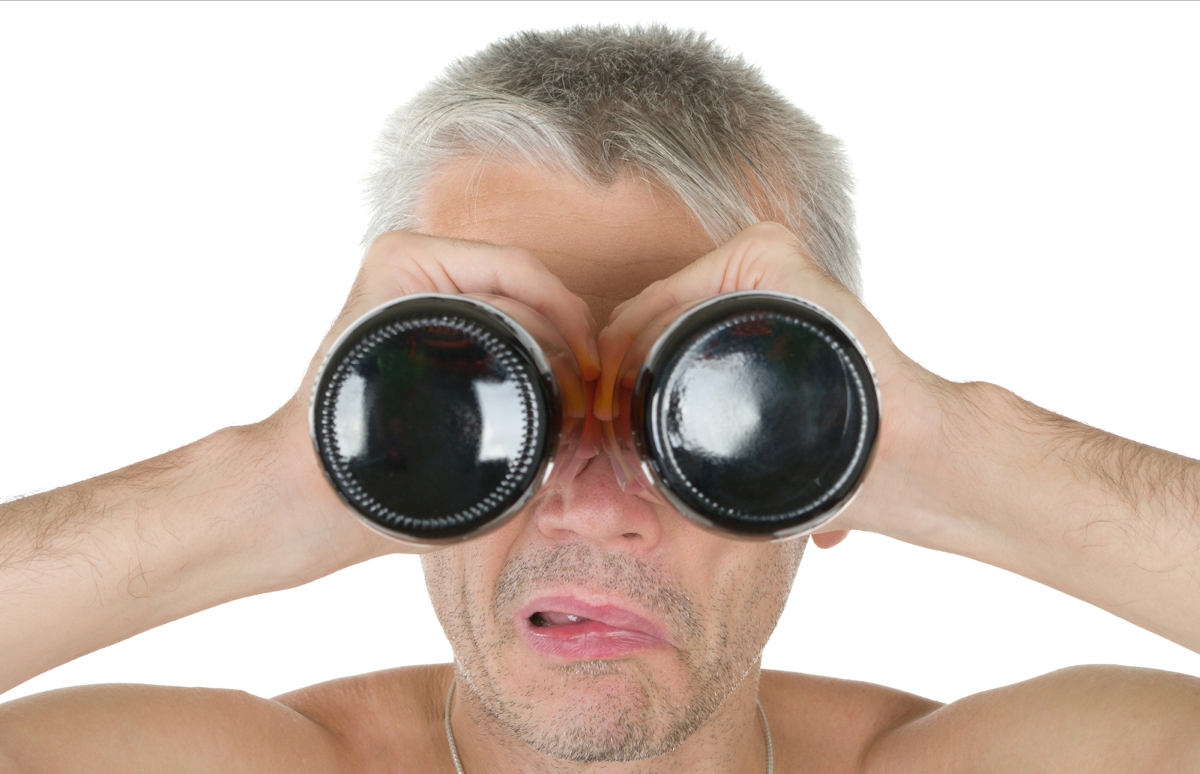 Egy férfi sörösüvegekkel a kezében