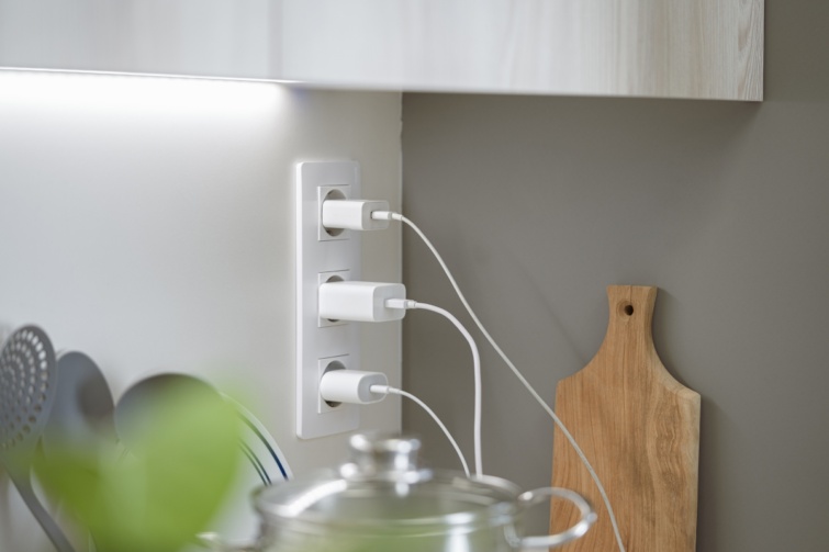 Telefontöltők egy fali csatlakozóban