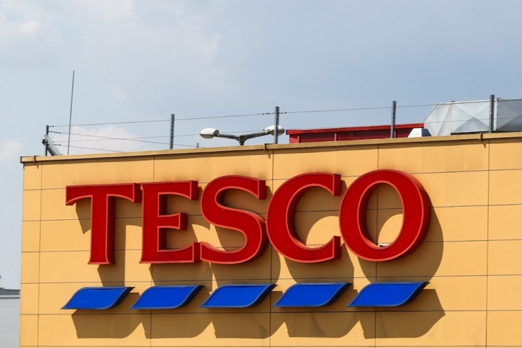 A Tesco felirata egy áruház oldalán