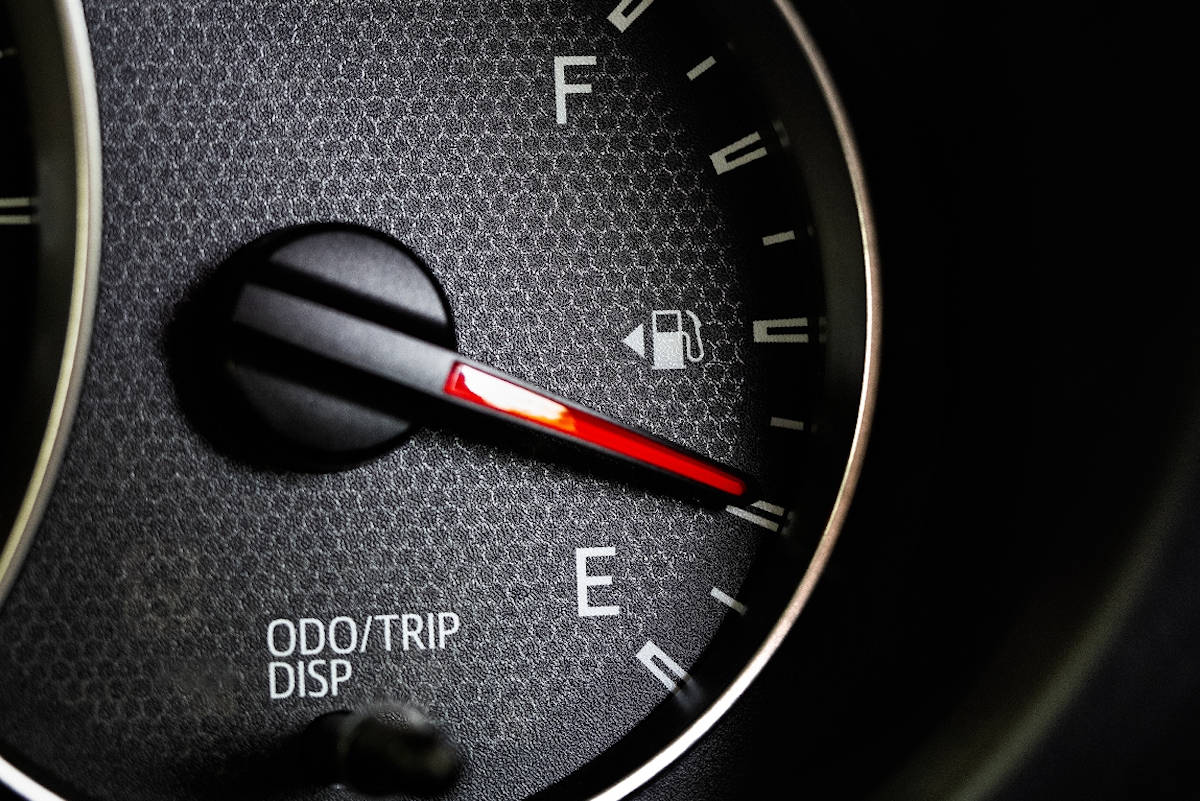 Üzemanyag jelző egy autó műszerfalán