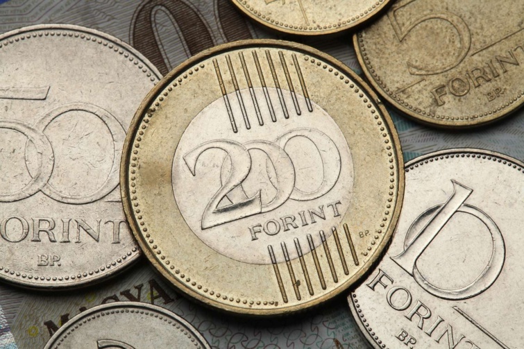 200 forint ötven és tíz forint között