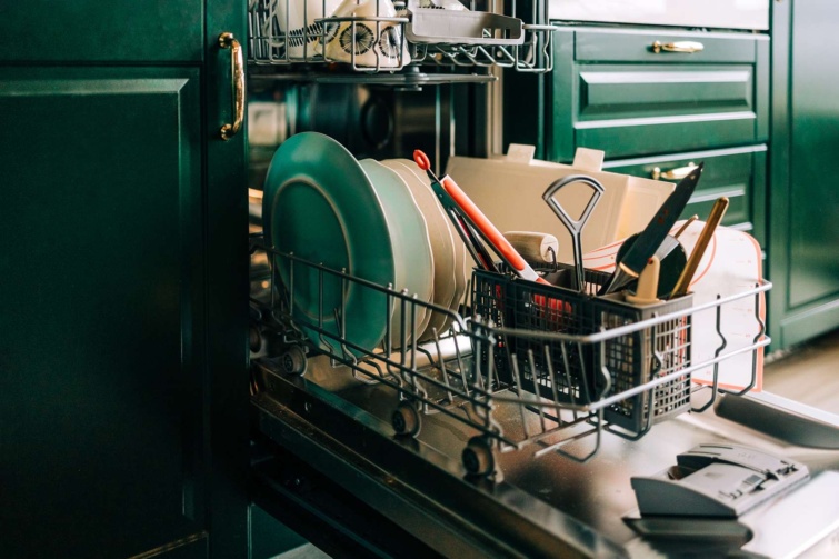 Mosogatógép tele frissen mosott edényekkel