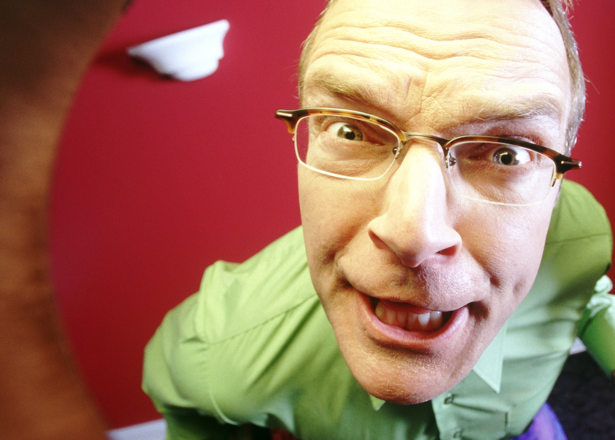 Egy férfi néz ki a fejéből