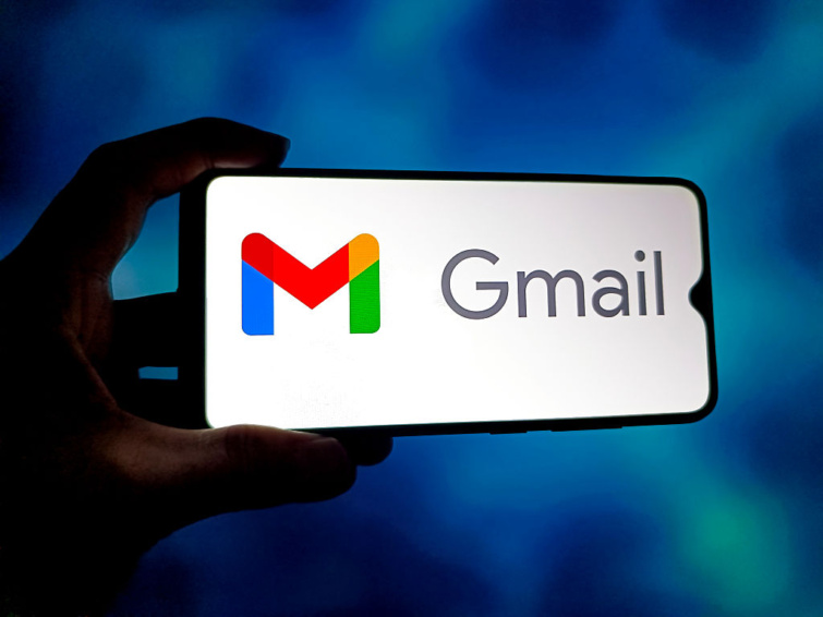 Gmail logó egy telefon képernyőjén