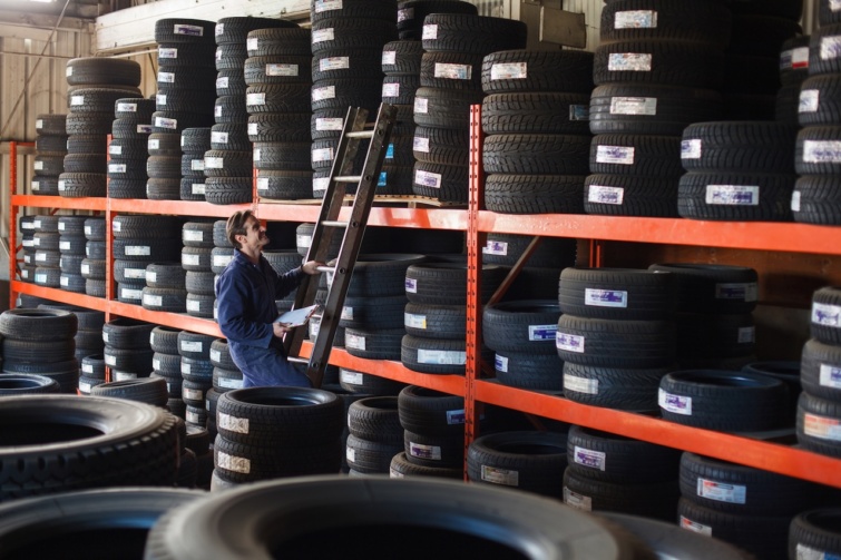 Gumiabroncsok sorakoznak polcokon