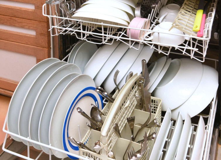 Mosogatógép edényekkel megrakva