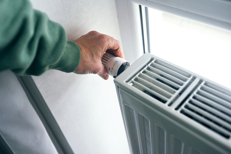 radiator Startlap Vásárlás Radiátort feltekerő férfikéz zöld pulcsiban