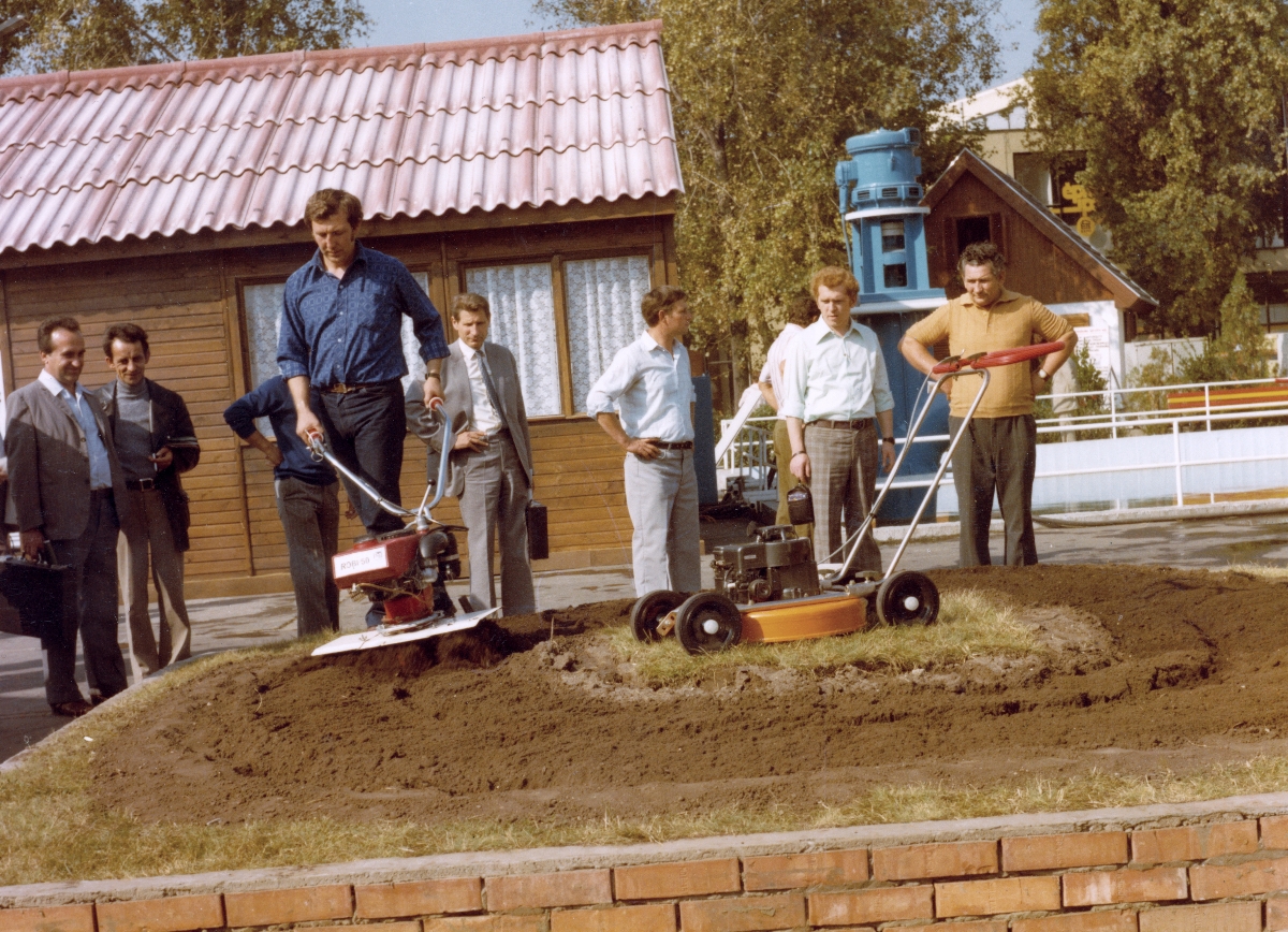 Rotációs kapa és fűnyíró