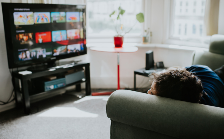 Férfi tévén streaming-tartalmat néz