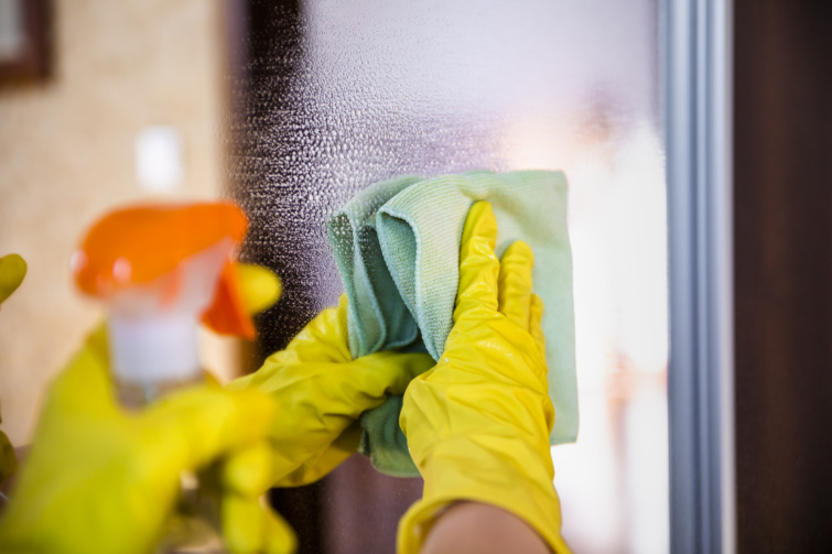 Tükör takarítás gumikesztyűben