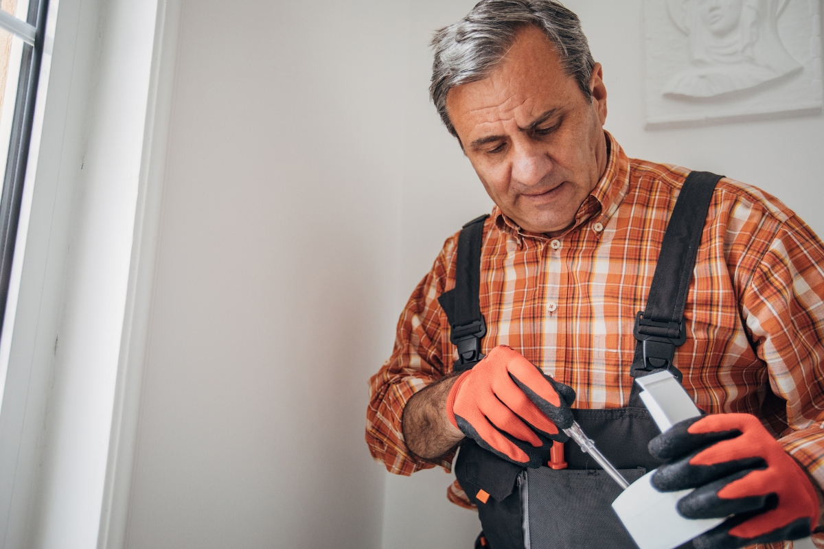 Egy villanyszerelő szerel