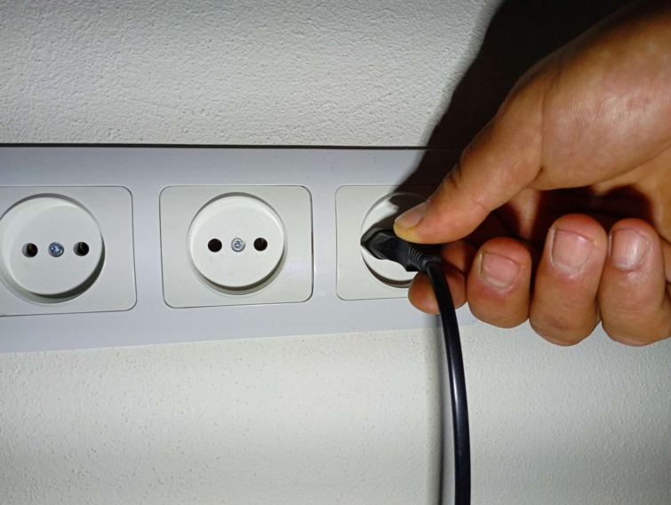 Konnektroból dugó kihúzó kéz