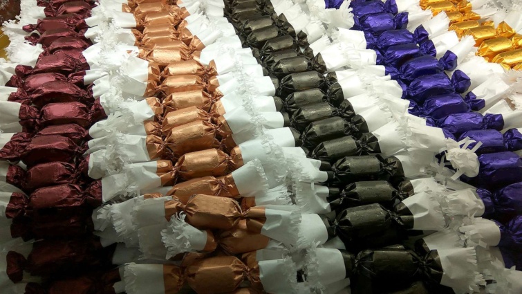 Szaloncukrok színes papírban